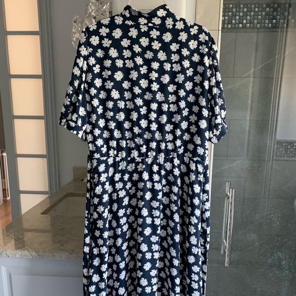 J. Crew Short-sleeve tie-neck dress in scattered daisies - Picture 9 of 12
